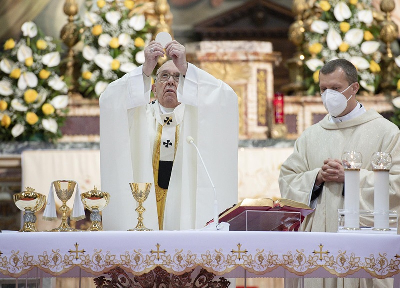 Il Papa in giro senza mascherina. Social senza pietà: “Protocollo tutto suo?”
