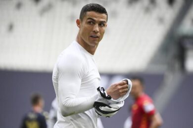 Ronaldo getta la maglia della Juventus. Polemiche, ma CR7… La spiegazione