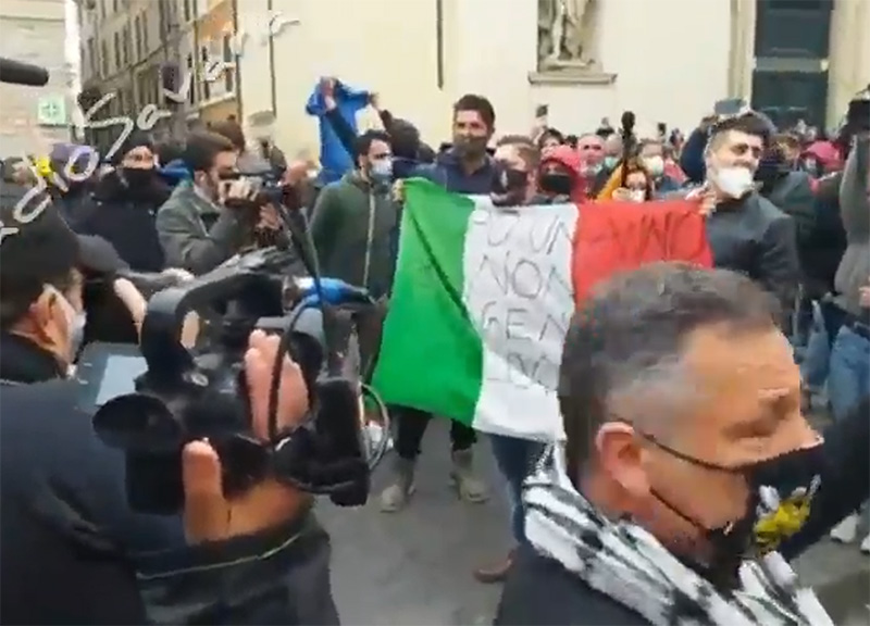Galleria foto 'Bombe carta contro gli agenti. Rabbia contro le chiusure. Video' - foto 1