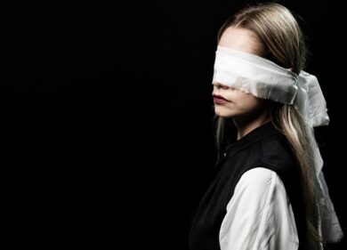 Dad stile Guantanamo, studentessa bendata: “Stai leggendo”. Ed è polemica