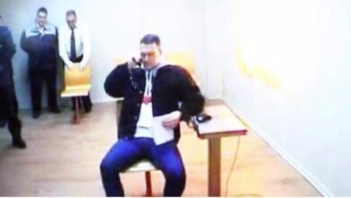 Piastrelle lanciate come stellette ninja. Igor il russo ferisce 5 agenti