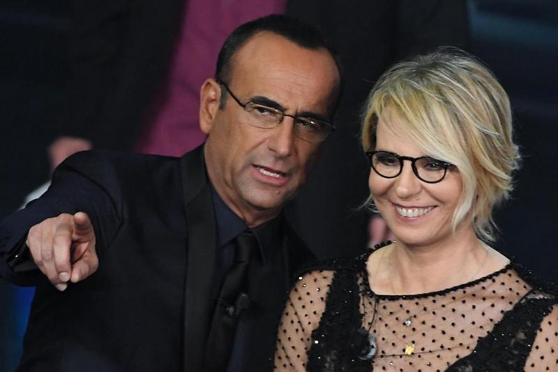 Carlo Conti, la decisione della Rai spiazza tutti: c’entra Maria De Filippi Carlo Conti, la decisione della Rai spiazza tutti: c’entra Maria De Filippi