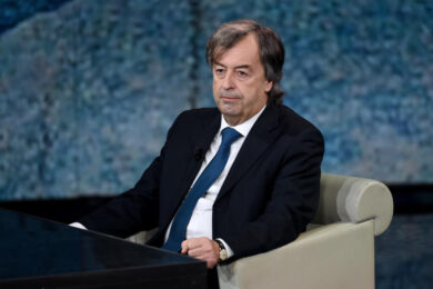 J&J, timori in Italia. Burioni: “Simile ad AstraZeneca, serve sorveglianza”