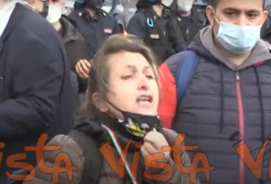 Proteste anti-chiusure, il grido di una donna: “Ho provato a uccidermi”. VIDEO
