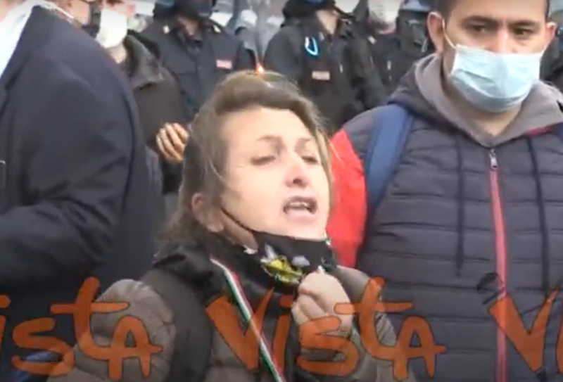 Proteste anti-chiusure, il grido di una donna: “Ho provato a uccidermi”. VIDEO Proteste anti-chiusure, il grido di una donna: “Ho provato a uccidermi”. VIDEO