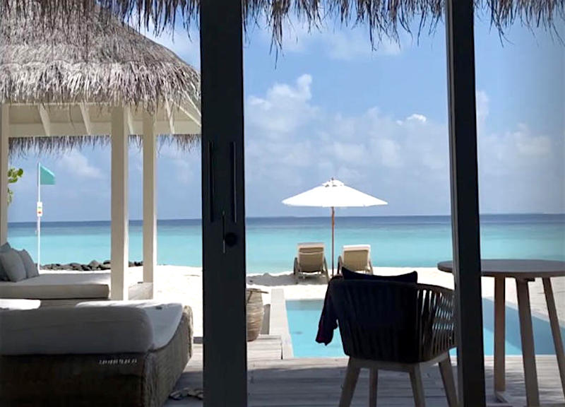 Belen Rodriguez e il fidanzato Antonio Spinalbese in vacanza alle Maldive