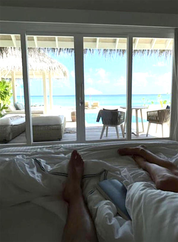 Belen Rodriguez e il fidanzato Antonio Spinalbese in vacanza alle Maldive