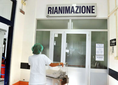 VaxZevria, trombosi dopo 16 giorni dalla dose.Ventiseienne: prognosi riservata