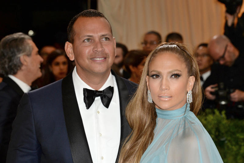 Jennifer Lopez-Alex Rodriguez si sono lasciati, annuncio in tv: “Meglio amici” Jennifer Lopez-Alex Rodriguez si sono lasciati, annuncio in tv: “Meglio amici”