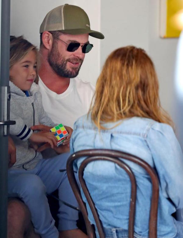 Sydney, Isla Fisher e Chris Hemsworth bevono un caffè insieme