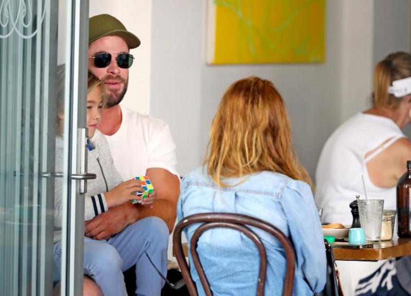 Sydney, Isla Fisher e Chris Hemsworth bevono un caffè insieme