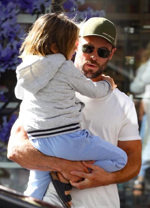 Sydney, Isla Fisher e Chris Hemsworth bevono un caffè insieme