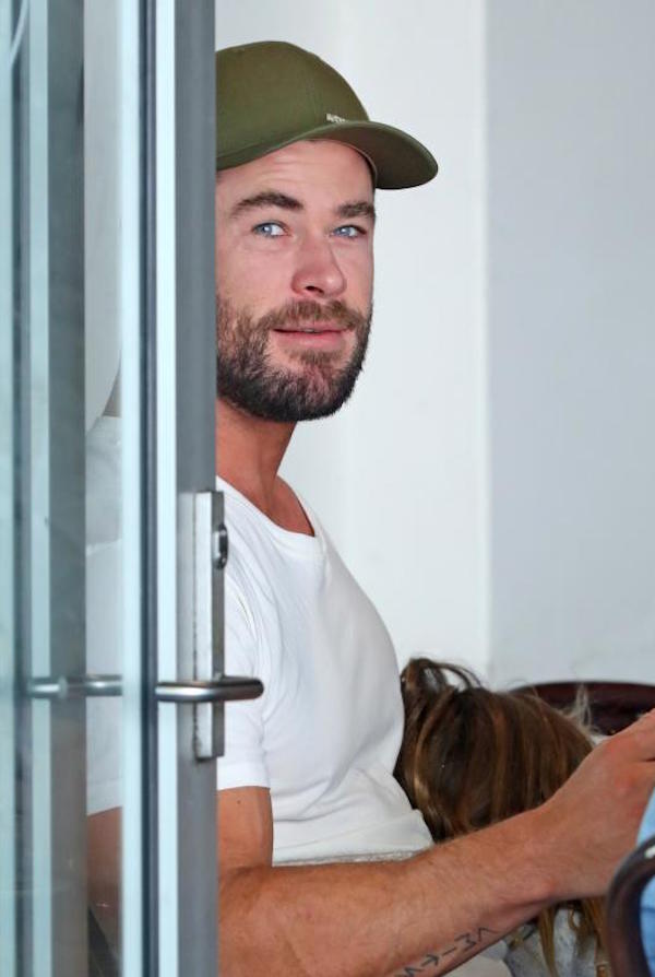 Sydney, Isla Fisher e Chris Hemsworth bevono un caffè insieme