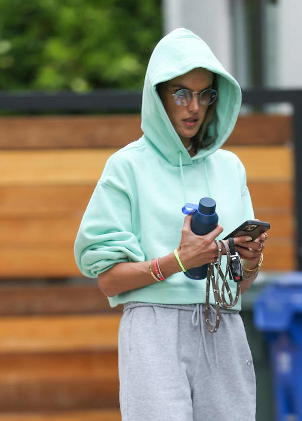 Alessandra Ambrosio con una amica