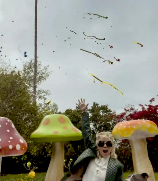 Miley Cyrus ,total look Gucci per la nuova collezione ARIA