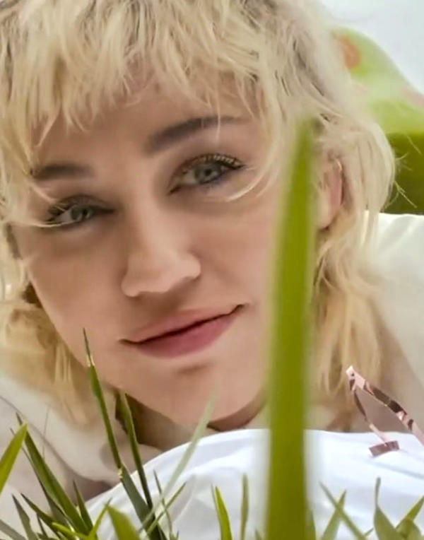 Miley Cyrus ,total look Gucci per la nuova collezione ARIA