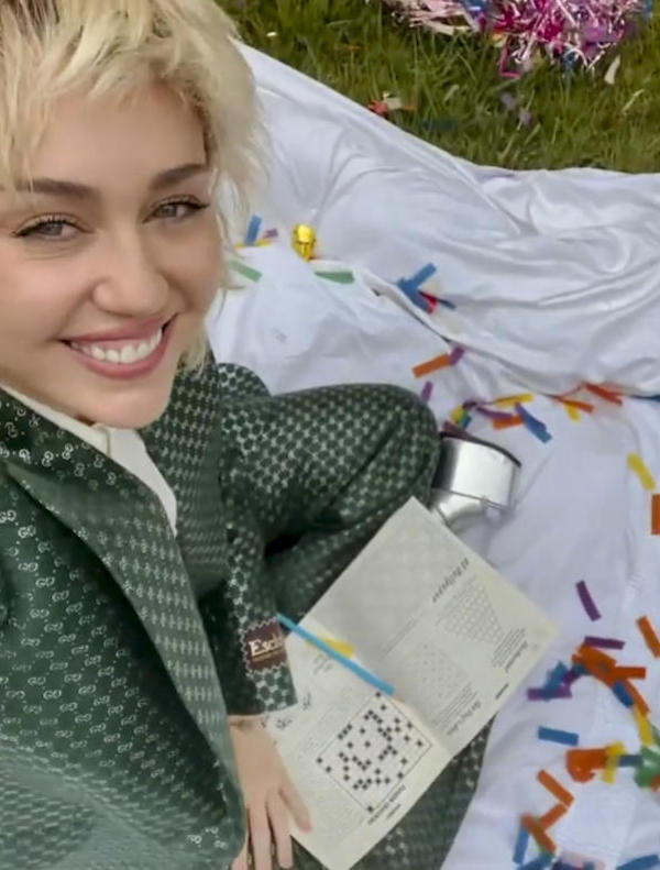 Miley Cyrus ,total look Gucci per la nuova collezione ARIA