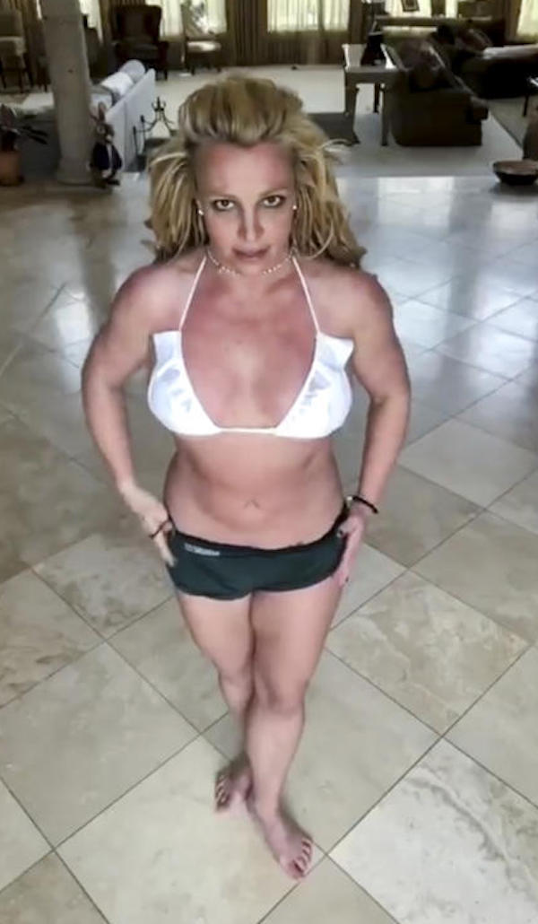 Britney Spears balla da casa sua per i suoi fan tramite i social