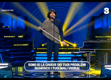 Name That Tune, Enrico Papi canta “Mi Vendo” di Renato Zero