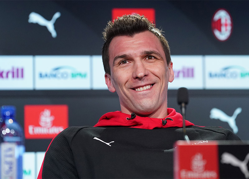 Mandzukic e la rinuncia dello stipendio, il Milan lo devolve in beneficenza Mandzukic e la rinuncia dello stipendio, il Milan lo devolve in beneficenza