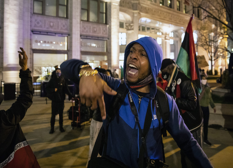 Chicago, polizia diffonde video uccisione di un 13enne :proteste in città
