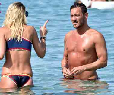 Totti trova un biglietto nascosto di Ilary Blasy in diretta Instagram Totti trova un biglietto nascosto di Ilary Blasy in diretta Instagram
