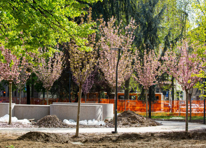Milano, un giardino zen in centro città con le sculture di Kengiro Azuma Milano, un giardino zen in centro città con le sculture di Kengiro Azuma