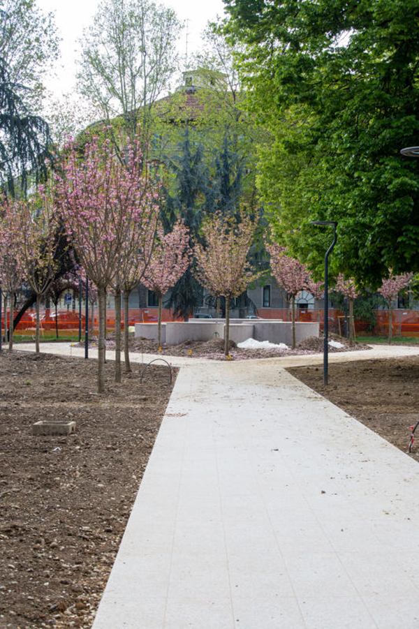 Milano, un giardino zen in centro città con le sculture di Kengiro Azuma Milano, un giardino zen in centro città con le sculture di Kengiro Azuma