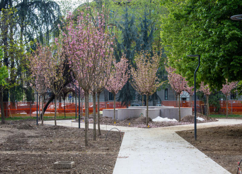 Milano, un giardino zen in centro città con le sculture di Kengiro Azuma Milano, un giardino zen in centro città con le sculture di Kengiro Azuma