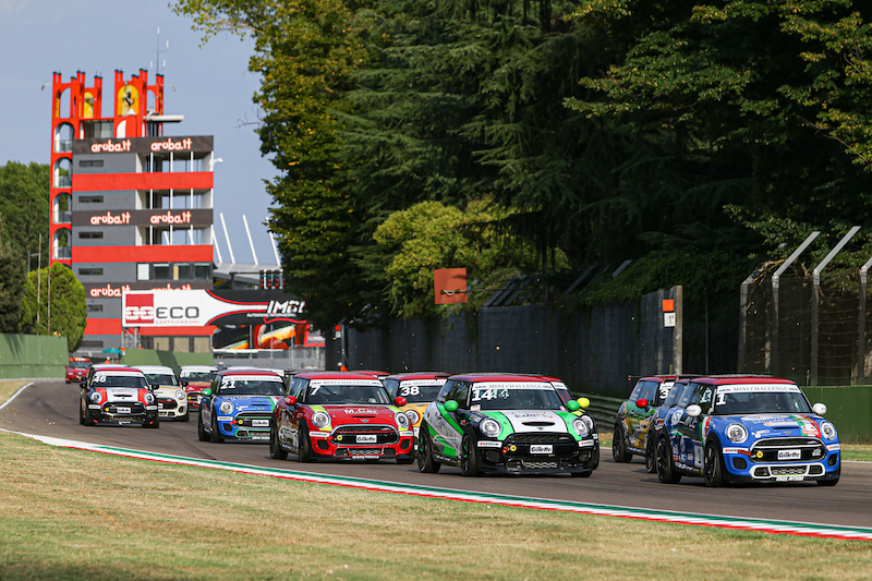 Motori accesi per la decima edizione del campionato MINI Challenge Motori accesi per la decima edizione del campionato MINI Challenge