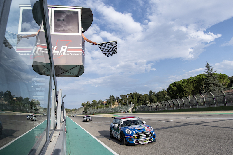 Motori accesi per la decima edizione del campionato MINI Challenge Motori accesi per la decima edizione del campionato MINI Challenge