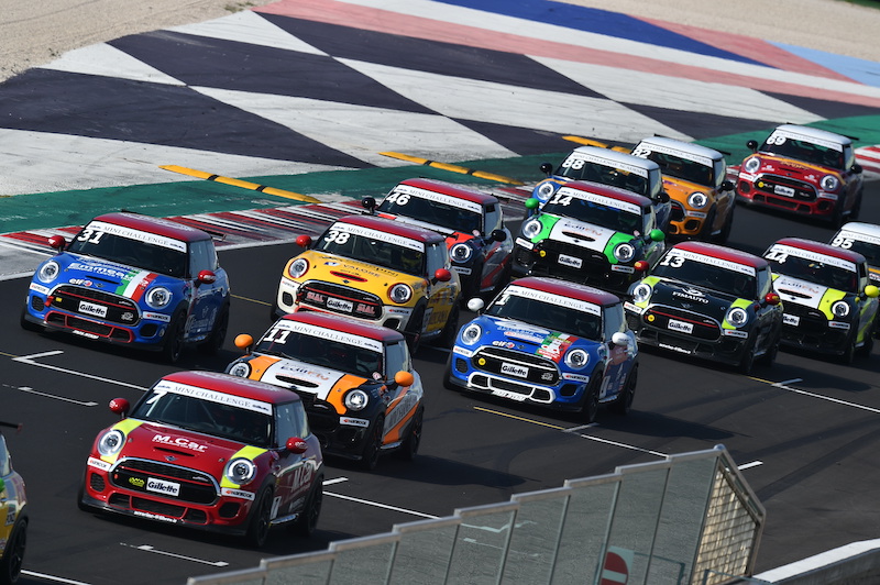 Motori accesi per la decima edizione del campionato MINI Challenge Motori accesi per la decima edizione del campionato MINI Challenge