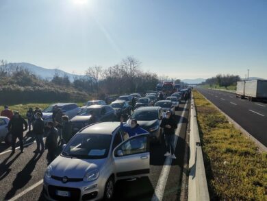 Ristoratori bloccano la A1 per protesta. Trentino al lavoro per riaprire il 26