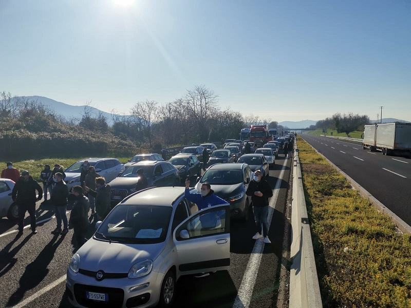 Ristoratori bloccano la A1 per protesta. Trentino al lavoro per riaprire il 26 Ristoratori bloccano la A1 per protesta. Trentino al lavoro per riaprire il 26