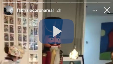 Fabrizio Corona si taglia le braccia, soccorso a casa. Video choc su Instagram Fabrizio Corona si taglia le braccia, soccorso a casa. Video choc su Instagram