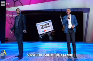Luca e Paolo cantano i “giustizieri del web” sulle note di “Mi vendo”. VIDEO