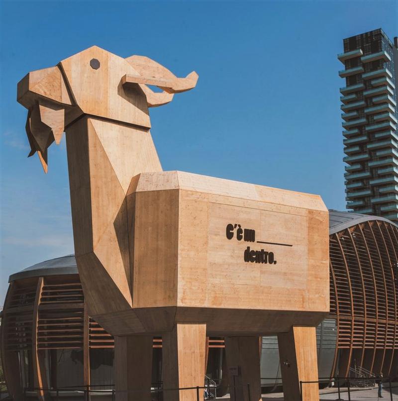 Olda il caprone in Gae Aulenti, l’enorme struttura di legno in centro a Milano Olda il caprone in Gae Aulenti, l’enorme struttura di legno in centro a Milano