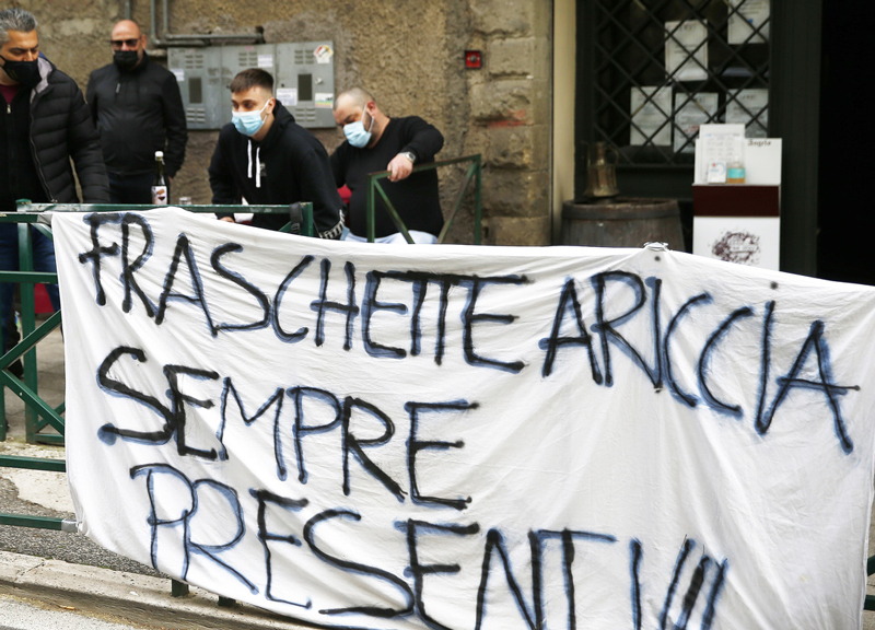 Ristoratori bloccano la A1 per protesta. Trentino al lavoro per riaprire il 26 Ristoratori bloccano la A1 per protesta. Trentino al lavoro per riaprire il 26