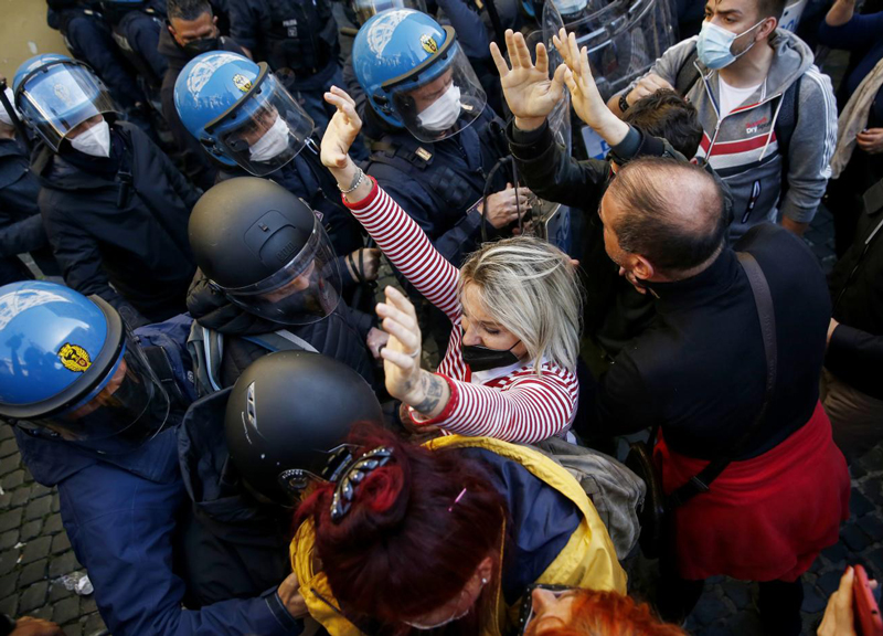 Ristoratori bloccano la A1 per protesta. Trentino al lavoro per riaprire il 26 Ristoratori bloccano la A1 per protesta. Trentino al lavoro per riaprire il 26