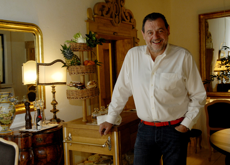 Lo chef Vissani va sotto casa di Draghi: “Ho 2 milioni di euro di perdite” Lo chef Vissani va sotto casa di Draghi: “Ho 2 milioni di euro di perdite”