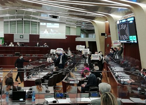 Vitalizio a Formigoni, protesta M5S al consiglio lombardo Vitalizio a Formigoni, protesta M5S al consiglio lombardo
