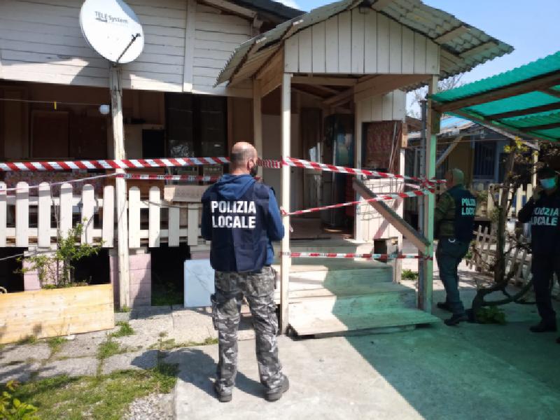 Milano: sequestrate 180 piantine di marijuana in un campo nomadi. FOTO