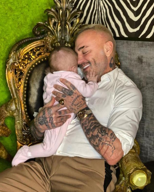 Gianluca Vacchi in ospedale con la figlia Blu Jerusalema, operata Gianluca Vacchi in ospedale con la figlia Blu Jerusalema, operata