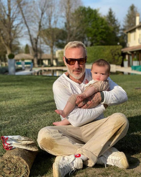 Gianluca Vacchi in ospedale con la figlia Blu Jerusalema, operata Gianluca Vacchi in ospedale con la figlia Blu Jerusalema, operata
