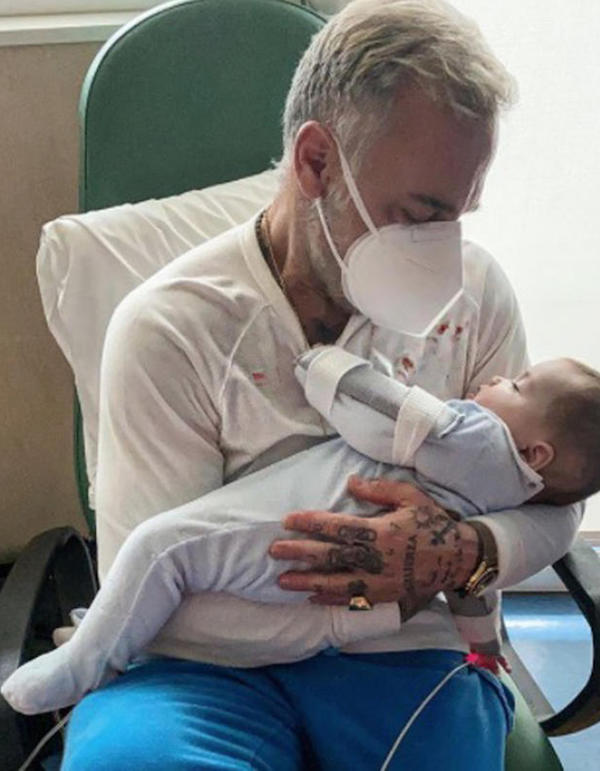 Gianluca Vacchi in ospedale con la figlia Blu Jerusalema, operata Gianluca Vacchi in ospedale con la figlia Blu Jerusalema, operata