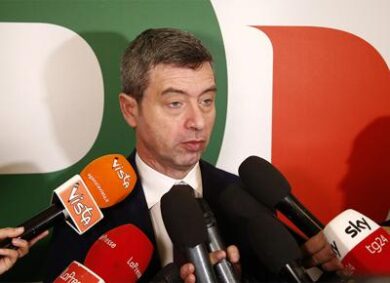 Alitalia, stipendi nuovamente a rischio. Occhi sul Mise per i ristori Covid