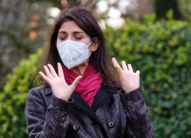 Natale di Roma, Bertolaso da ridere: “Auguri nonostante la sindaca di Nimes”