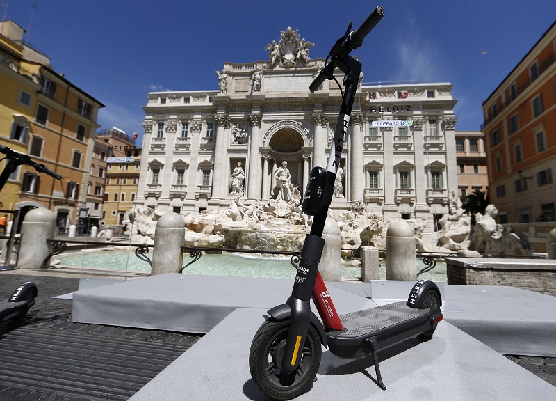 Genova, obbligo di casco e limite di velocità per i monopattini Genova, obbligo di casco e limite di velocità per i monopattini