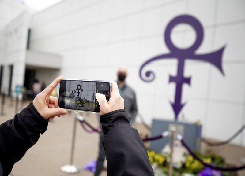 Prince, cinque anni senza l’artista: il ricordo dei fan