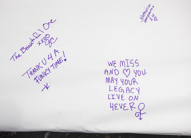Prince, cinque anni senza l’artista: il ricordo dei fan